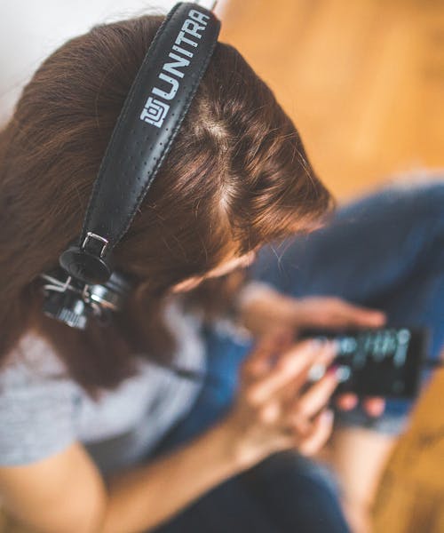 woman-girl-technology-music